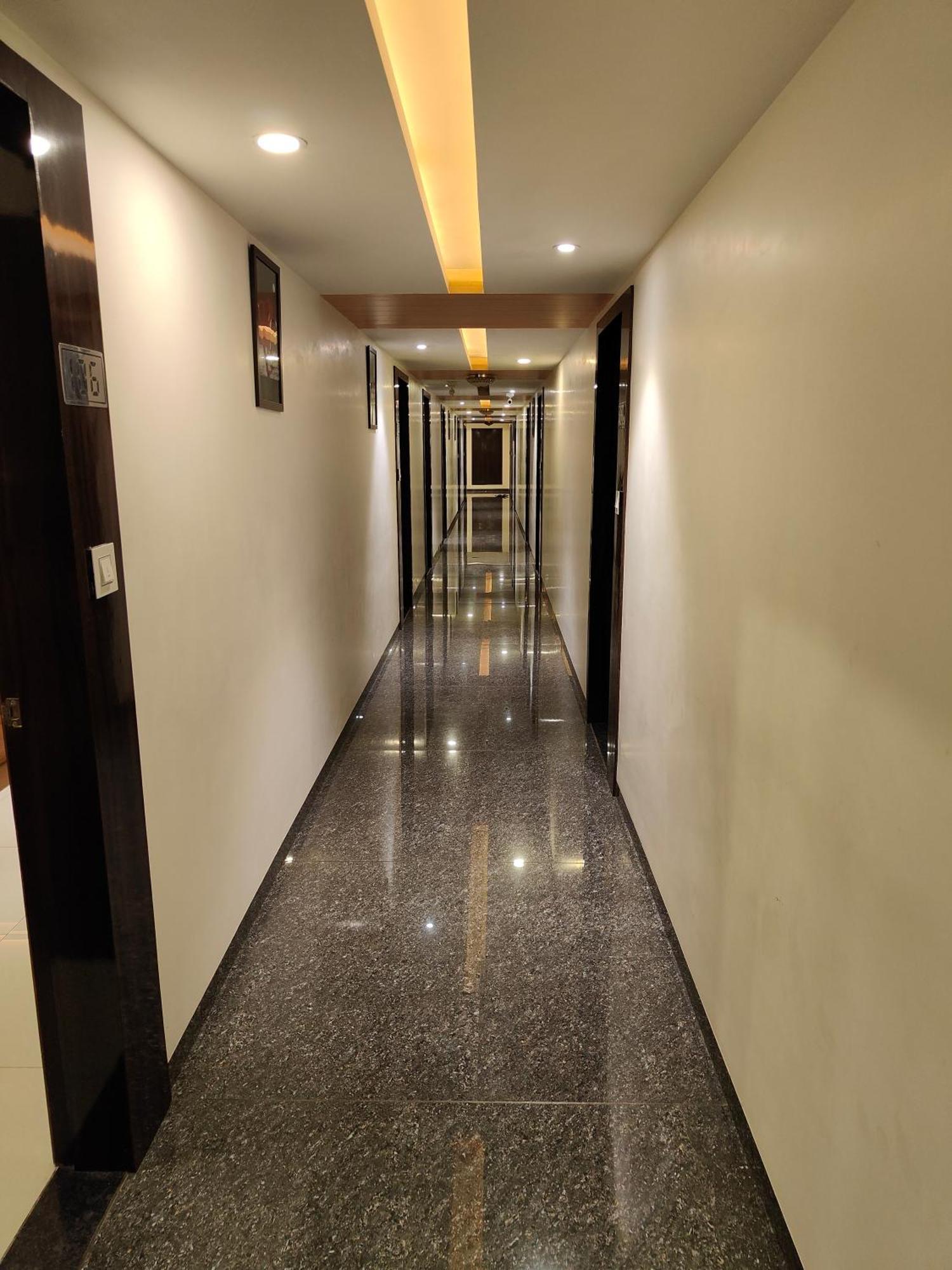 Hotel Sahyog & Rooms Surat Exteriör bild