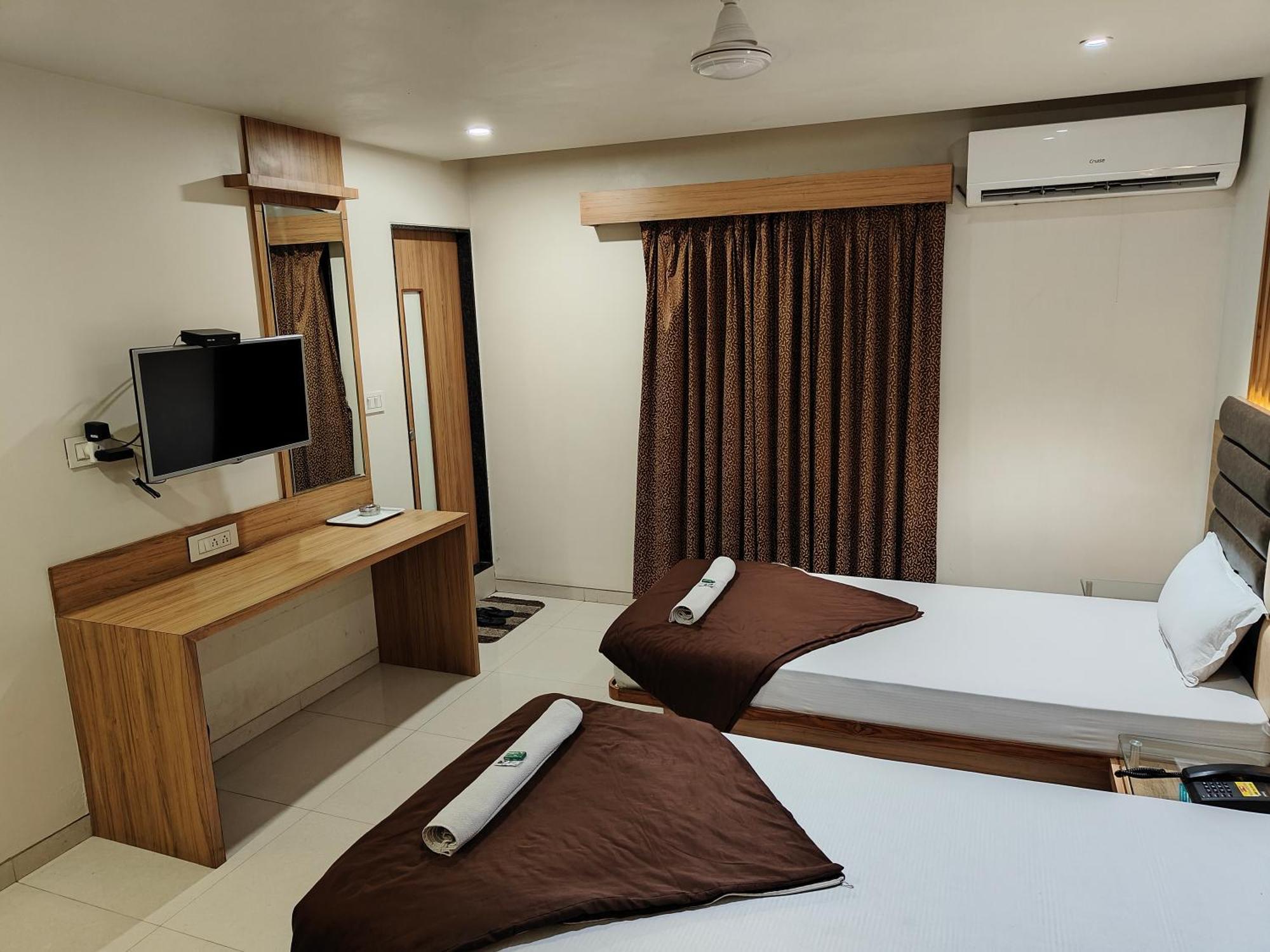 Hotel Sahyog & Rooms Surat Exteriör bild