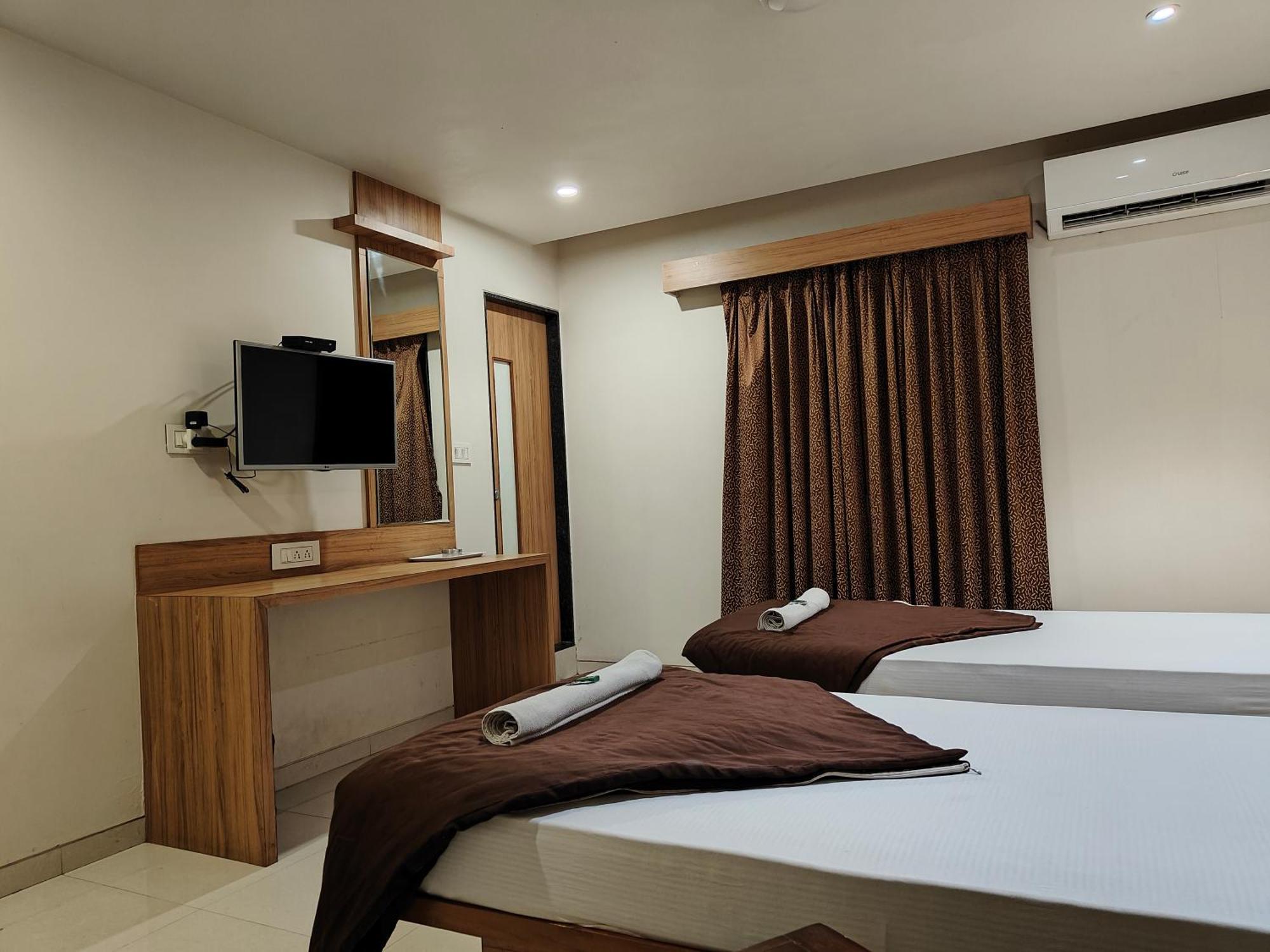 Hotel Sahyog & Rooms Surat Exteriör bild