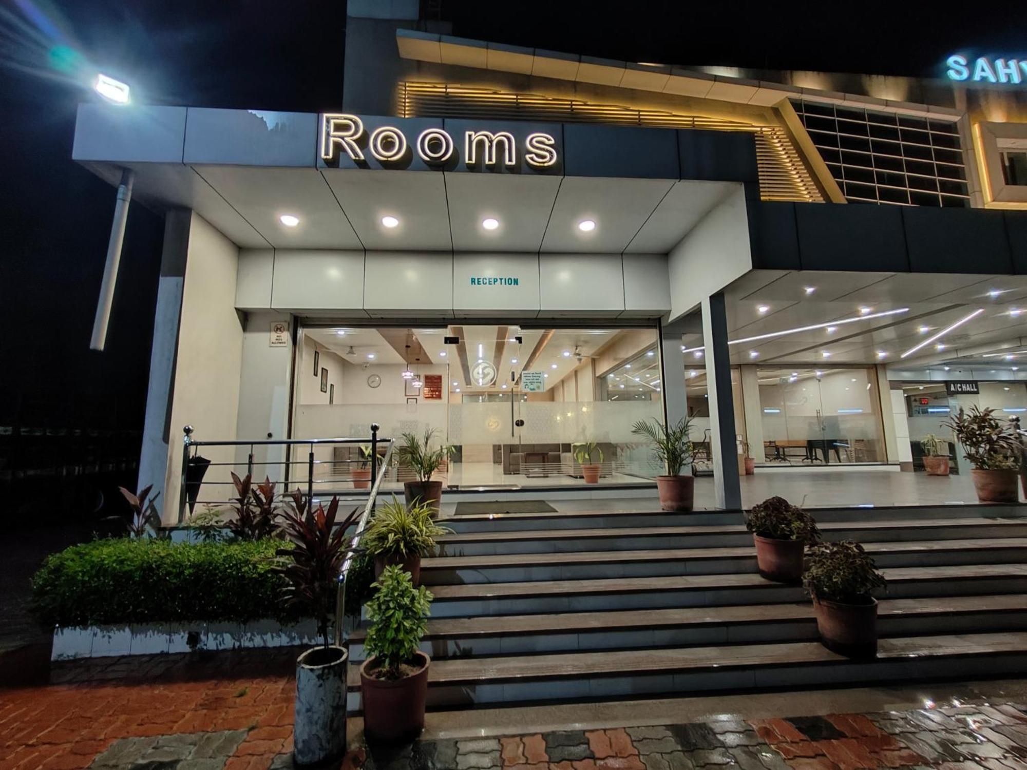 Hotel Sahyog & Rooms Surat Exteriör bild